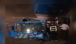 Máy bay Vietnam Airlines va chạm với xe kéo