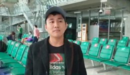 Công dân Việt Nam mắc kẹt ở sân bay Thái cảm động khi được về nước