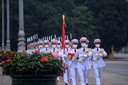 Trang nghiêm lễ thượng cờ tại Quảng trường Ba Đình nhân dịp 45 năm ngày thống nhất đất nước