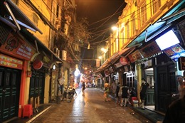 Quán bar, cửa hàng trong phố cổ Hà Nội đồng loạt đóng cửa chống dịch COVID-19