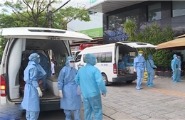 Lực lượng vận chuyển các bệnh nhận mắc COVID-19