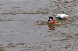 Bất chấp nguy hiểm, người dân Hà Nội tắm giữa nước lũ sông Hồng