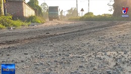 Xe tải chở đất phá đường tại Bắc Giang