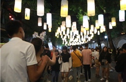 Hàng nghìn người đổ về phố Hàng Mã, Phùng Hưng chơi Trung thu