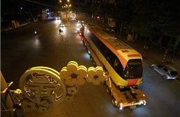 Đoàn xe siêu trường siêu trọng chở các toa tàu Metro về đến Hà Nội