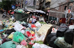 Người dân chặn xe vào bãi rác Nam Sơn, rác thải lại &#39;bao vây&#39; đường phố Hà Nội 