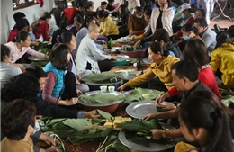 Nhà chùa gói hàng nghìn chiếc bánh chưng chay hỗ trợ đồng bào miền Trung