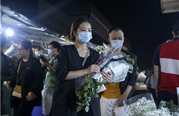 Chợ hoa lớn nhất Hà Nội nhộn nhịp trong dịp Ngày Nhà giáo Việt Nam