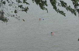 Hà Nội rét căm căm, nhiều người vẫn tắm sông Hồng rèn luyện sức khỏe