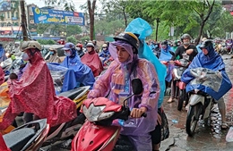 Hà Nội: Mưa lớn đầu giờ sáng gây ùn tắc nhiều tuyến đường