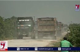 Xe tải trọng lớn phá nát tuyến đê tại Bắc Ninh