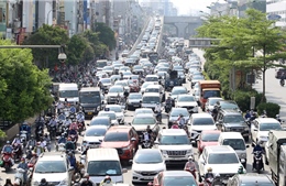 Nhiều tuyến phố Hà Nội đông đúc trong ngày đầu áp dụng biện pháp phòng dịch mới