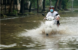 Người dân Hà Nội di chuyển khó khăn sau cơn mưa lớn cuối giờ chiều