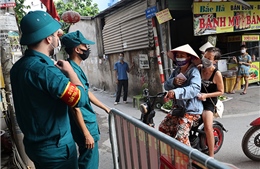 Hà Nội: Người dân quận Tây Hồ đi chợ luân phiên theo phiếu