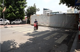Dùng xe tải, gạch và thùng container làm &#39;chốt&#39; chống dịch ở Hà Nội