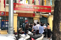 Hà Nội: UBND các phường tấp nập người tới xin xác nhận giấy đi đường