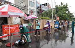 Người dân đội mưa đi tiếp tế tại phường Chương Dương do bị cách ly thêm 14 ngày