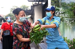 Sạp rau phát miễn phí &#39;ấm áp tình người&#39; giữa đại dịch COVID-19 của hai nữ công nhân môi trường Hà Nội