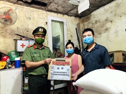 Đoàn Thanh niên Công an TP Hà Nội trao tặng 1.000 phần quà cho người có hoàn cảnh khó khăn do dịch bệnh
