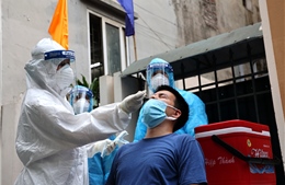 Nhân viên y tế Bắc Giang hỗ trợ lấy mẫu xét nghiệm cho người dân quận Long Biên, Hà Nội