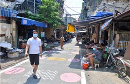Chợ dân sinh Hà Nội vẽ ô, kẻ vạch để phân luồng phòng dịch COVID-19