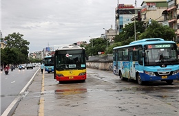 Xe buýt Hà Nội vắng vẻ trong sáng hoạt động trở lại