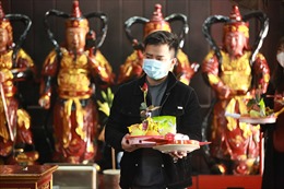 Nam thanh nữ tú dập dìu đi lễ chùa Hà cầu duyên trong ngày lễ Valentine