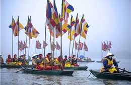 Độc đáo ngồi thuyền rước nước trong ngày khai xuân chùa Tam Chúc
