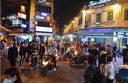Hàng quán Hà Nội nhộn nhịp trong ngày đầu được mở cửa sau 21 giờ đêm