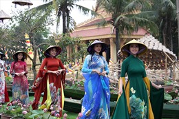 Triển lãm tranh và trình diễn áo dài &#39;Sen trong đời sống văn hoá Việt&#39;