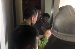 Cảnh sát Phòng cháy chữa cháy cứu hai người mắc kẹt trong hố thang máy