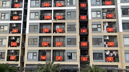 Nhiều toà nhà chung cư tại Hà Nội đỏ rực cờ Tổ quốc chào mừng ngày thống nhất đất nước