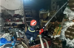 Hỏa hoạn thiêu rụi khu nhà xưởng 250m2 ở Hà Nội