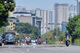 Đường phố Hà Nội xuất hiện ảo ảnh khi nhiệt độ ngoài trời tăng cao