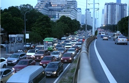 Phương tiện nhích từng mét vào giờ cao điểm do thi công đường gom Đại lộ Thăng Long