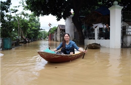 Nước sông dâng cao, người dân huyện Chương Mỹ (Hà Nội) phải bơi thuyền vào nhà