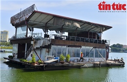 Hà Nội: Quận Tây Hồ tiến hành tháo dỡ bãi &#39;tàu ma&#39; tiền tỷ ở Hồ Tây