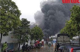 Cháy kho hàng gần chợ tại quận Hà Đông, Hà Nội