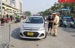 Hà Nội: Ra quân xử lý taxi dừng đỗ trước cửa Bệnh viện Bạch Mai