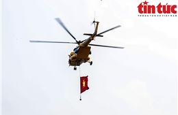 Trực thăng Mi mang Quốc kỳ và chiến đấu cơ Su-30MK2 hợp luyện trên bầu trời Hà Nội