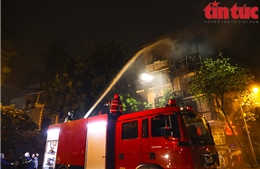 Lửa bùng cháy dữ dội tại 5 nhà phố cổ Hà Nội lúc nửa đêm