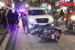 Hà Nội: Ô tô đâm hàng loạt xe máy đón học sinh trên phố Bạch Mai 