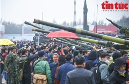 Người dân đội mưa đến chiêm ngưỡng dàn vũ khí tại triển lãm quốc phòng