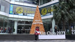 Cây thông Noel làm từ 8.000 bắp ngô ở Hà Nội