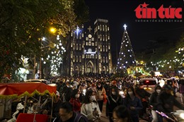 Các nhà thờ ở Hà Nội rực rỡ ánh đèn chào đón Giáng sinh