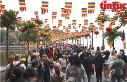 Người dân Thủ đô nô nức đi lễ chùa trong ngày đầu năm mới