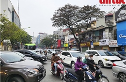 Người dân Hà Nội đổ ra đường chiều mùng 1 Tết, đường phố ùn tắc