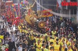 Trai làng rước pháo khổng lồ, tung hô Quan đám ở lễ hội Đồng Kỵ