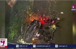 Không làm chủ tốc độ, lao ô tô xuống sông khiến ba người thương vong