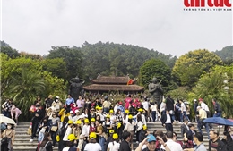 Người dân đổ về chùa Địa Tạng ngày cuối tuần
